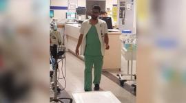 مستشفى "إسرائيلي" يفصل طبيباً فلسطينياً لتقديمه حلوى لطفل أسير