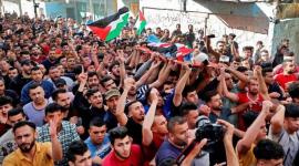 جماهير غفيرة تشيع جثمان الشهيد الطبيب العصيبي في النقب المحتل
