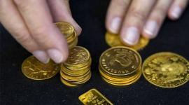 قوة الدولار تُطيح بأسعار الذهب