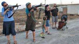 مستوطنون يحملون السلاح.jpg