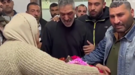 وداع والدة الشهيد.PNG