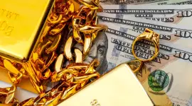 الدولار يهوي والنفط يتنفس الصعداء والذهب يُحلق بعيداً