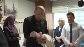 اردوغان والطفلة.PNG