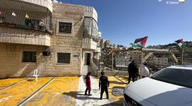 رفع اعلام فلسطين فوق المبنى المهدد بالهدم في بلدة سلوان