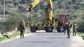 الاحتلال ينصب بوابة حديدية في الخضر جنوب بيت لحم.jpg