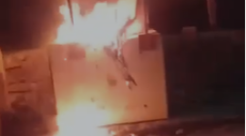 شبان يحرقون نقطة تفتيش لجيش الاحتلال في الخليل
