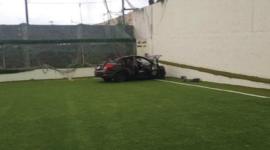 سيارة داخل فناء منزل