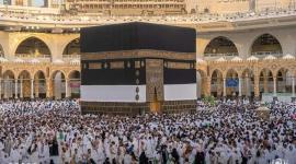 حجاج بيت الله الحرام يتوجهون إلى الحرم المكي لأداء صلاة الجمعة وطواف الوداع