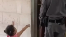 طفلة تحاول معانقة والدها.PNG