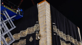 توثيق عملية غسل الكعبة ولحظة فتح بابها