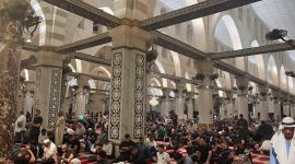 الألاف يؤدون صلاة الفجر في رحاب المسجد الأقصى