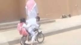 طفل يوصل أخته