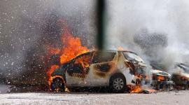 حريق بسيارة جراء سقوط صاروخ في مستوطنة بغلاف غزة