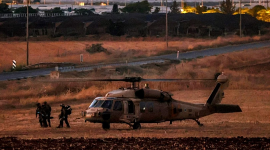 طائرة لجيش الاحتلال تخلي قتلى من قطاع غزة