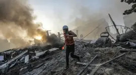 رجل من الدفاع المدني بغزة فوق الركام