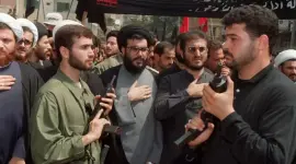 حسن نصرالله بين مقاتلين من حزب الله
