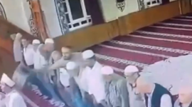 رجل يضرب إمام مسجد بالكرسي