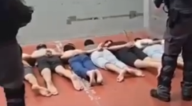 اسرى فلسطينيون مكبلو الايدي في سجن مجدو بعد التنكيل بهم