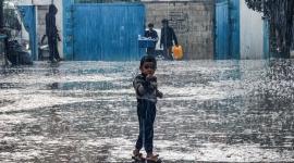 نازح في فصل الشتاء بغزة