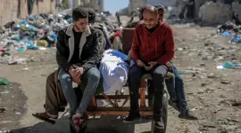 جثمان شهيد تحمله عربة يجرها حيوان