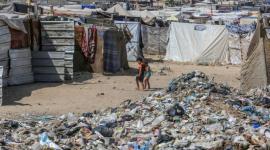 القمامة بجانب خيام النازحين