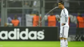 كريستيانو رونالدو يبصق في الملعب