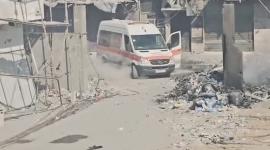 صورة لسيارة الإسعاف التي استهدفها الاحتلال بإطلاق النار قرب مستشفى كمال عدوان
