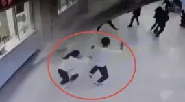 لحظة انهيار سقف