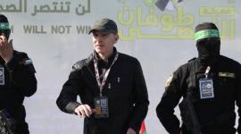 مشهد تسلم الأسير سيغال لحقيبتين من المقاومة