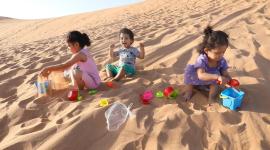 أطفال يلعبون بالتراب