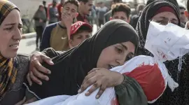 أم تودع طفلها الشهيد