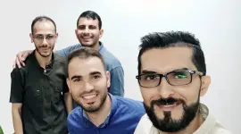 الشهيدان أحمد منصور وحلمي الفقعاوي رفقة زملائهما في العمل