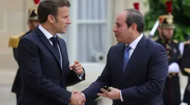 الرئيسان عبد الفتاح السيسي وإيمانيول ماكرون