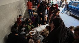وداع حزين في المشفى الأهلي لـ15 شهيد بعد قصف منازل بشمال قطاع غزة (11)