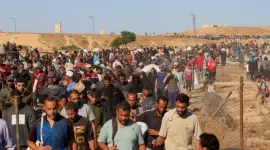 جائعون متجهون للحصول على بعض المساعدات من مؤسسة غزة الإنسانية