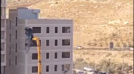 هدم بناية سكنية.PNG