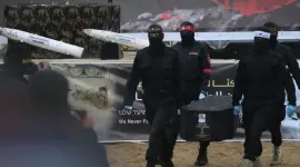 لحظة تسليم المقاومة في غزة جثامين "إسرائيليين" (أرشيفية)