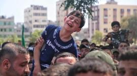 طفل يودع والده.jpeg