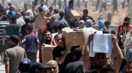 مواطنون فلسطينيون يتسلمون مساعدات إنسانية