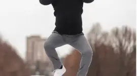 رجل يمارس الرياضة