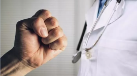 تفاصيل طبيب يضرب ممرض على السرير داخل المستشفى بالهند