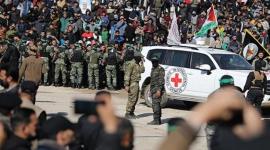 لحظة تسليم الصليب الاحمر الدولي جثث أسرى الاحتلال في غزة