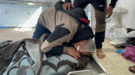 والد يودع نجله الشهيد في غزة (ارشيف)