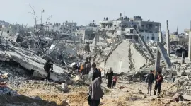 مواطنون يبحثون عن ذويهم المفقودين في غزة