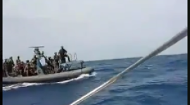 بحرية الاحتلال تحاصر سفينة اسطول الحرية.PNG