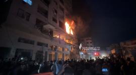 اشتعال النيران في بعمارة سكنية بعد القصف الإسرائيلي (1).jpeg