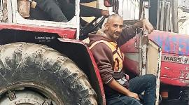 الشهيد معاوية العايدي رفقة زملائه في بلدية غزة
