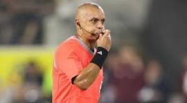 الحكم البرازيلي ويلتون سامبايو إدارة المباراة الافتتاحية لكأس العالم لكرة القدم بين المكسيك وجنوب أفريقيا.jpeg