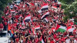 الجماهير المصرية ترفع العلم المصري في احتفالات