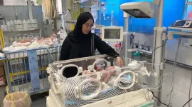 الرضيع محمد المصري رفقة والدته